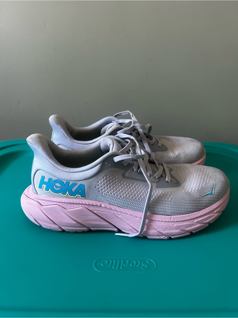 HOKA Arahi 7 Running Shoes Gray Pink Women’s Size 8
